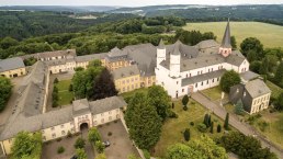 Vue aérienne de l'abbaye de Steinfeld sur le sentier de l'Eifel, © Eifel Tourismus/D. Ketz Vue aérienne de l'abbaye de Steinfeld sur le sentier de l'Eifel, © Eifel Tourismus/D. Ketz