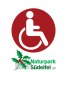 Un symbole de fauteuil roulant sur fond rouge au-dessus du logo du parc naturel Südeifel avec une branche de houx. Un symbole de fauteuil roulant sur fond rouge au-dessus du logo du parc naturel Südeifel avec une branche de houx.