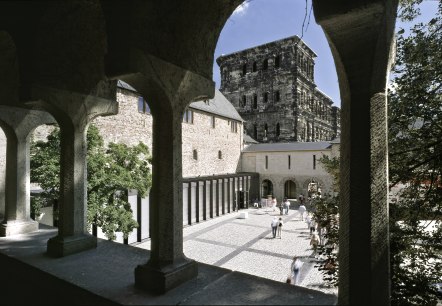 stadtmuseum-simeonstift_innenhof-und-porta-nigra_tomas-riehle_print, © Museum Simeonstift stadtmuseum-simeonstift_innenhof-und-porta-nigra_tomas-riehle_print, © Museum Simeonstift