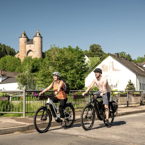 Kyll cycle path, Mürlenbach with Bertradaburg castle, © Eifel Tourismus GmbH, Dominik Ketz Kyll cycle path, Mürlenbach with Bertradaburg castle, © Eifel Tourismus GmbH, Dominik Ketz
