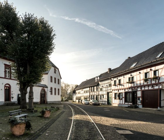 Place du marché d'Olef avec rails du chemin de fer de la vallée de l'Olef, © Eifel Tourismus GmbH, D. Ketz Place du marché d'Olef avec rails du chemin de fer de la vallée de l'Olef, © Eifel Tourismus GmbH, D. Ketz