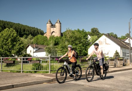 Kyll-Radweg, Mürlenbach mit Bertradaburg, © Eifel Tourismus GmbH, Dominik Ketz Kyll-Radweg, Mürlenbach mit Bertradaburg, © Eifel Tourismus GmbH, Dominik Ketz
