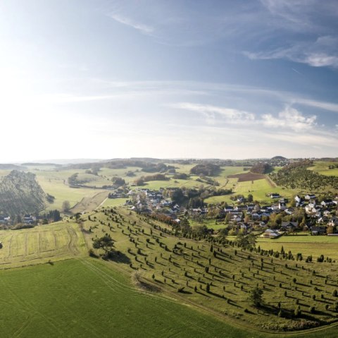 Vue sur le Kalvarienberg et Alendorf à l'étape 7 de l'Eifelsteig, © Eifel Tourismus GmbH, D. Ketz Vue sur le Kalvarienberg et Alendorf à l'étape 7 de l'Eifelsteig, © Eifel Tourismus GmbH, D. Ketz