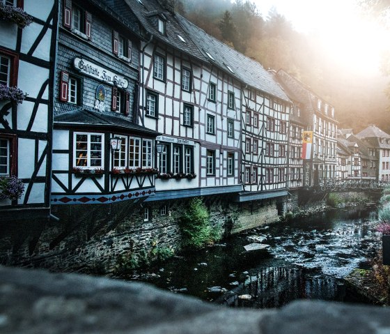 Monschau in de zonsopgang - vakwerkhuizen aan de Rur, © Tourismus NRW e.V. Monschau in de zonsopgang - vakwerkhuizen aan de Rur, © Tourismus NRW e.V.
