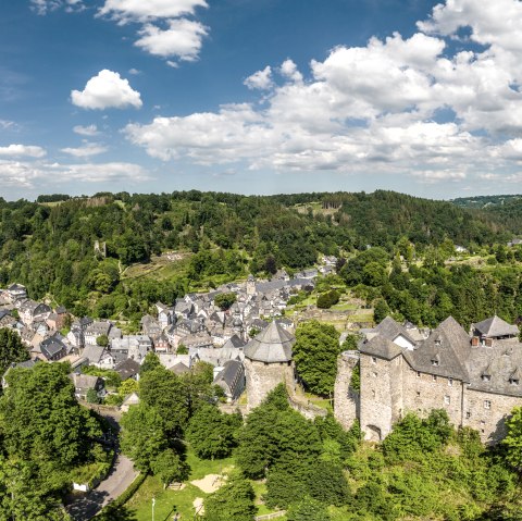 Uitzicht op Monschau met kasteel, © Eifel Tourismus GmbH, Dominik Ketz Uitzicht op Monschau met kasteel, © Eifel Tourismus GmbH, Dominik Ketz