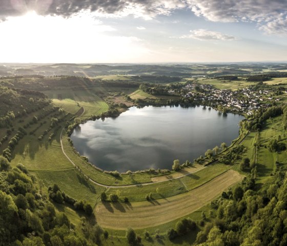 Puissant paysage volcanique au Schalkenmehrener Maar - Eifelsteig, © Eifel Tourismus GmbH, D. Ketz