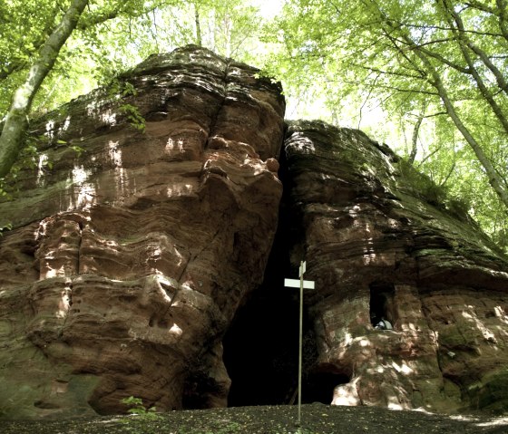Past the Klausenh&ouml;hle cave on the Eifelsteig trail, &copy; Stefan Jacobs