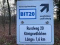 Un panneau dans la for&ecirc;t indique le sentier de randonn&eacute;e BIT20 dans le K&ouml;nigswalddchen de Bitburg. Le circuit est long de 1,6 km et un sens de marche est recommand&eacute;., &copy; Tourist-Info Bitburger Land