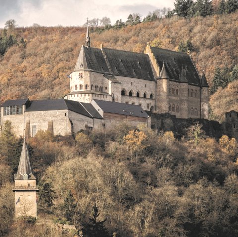 Le ch&acirc;teau de Vianden tr&ocirc;ne majestueusement sur une colline, entour&eacute; d'arbres aux couleurs de l'automne et d'un ciel nuageux., &copy; Jengel