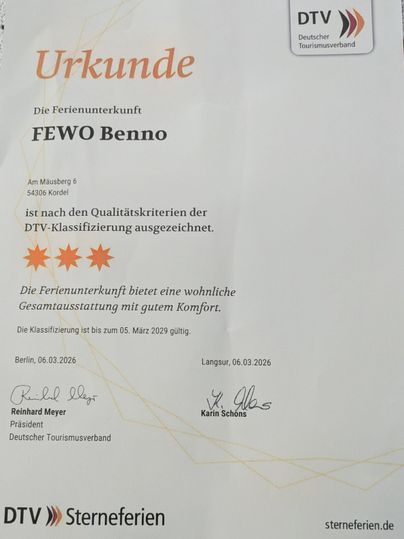 Eine Urkunde für die Ferienwohnung "FEWO Benno". Die Unterkunft wurde mit drei Sternen nach DTV-Kriterien ausgezeichnet.