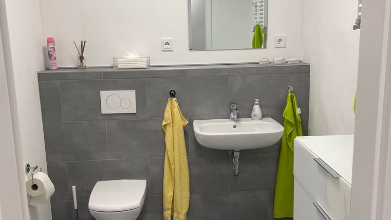 Direkt neben der Garage steht ein zusätzliches Badezimmer mit WC, Waschbecken und Spiegel zur Verfügung. Handtücher, Seife sowie Toilettenpapier sind für Ihren Aufenthalt vorhanden.