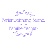 Eine stilisierte Schriftart mit dem Text "Ferienwohnung Benno" und "Familie Fischer". Umgeben von feinen, lila Blättern auf weißem Hintergrund.