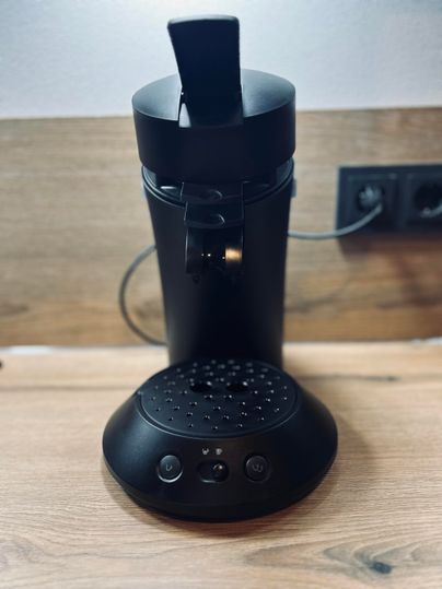 Eine schwarze Kaffeemaschine.