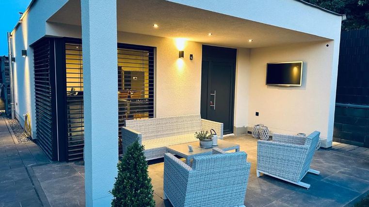 Eine moderne Terrasse mit gemütlichen Möbeln.