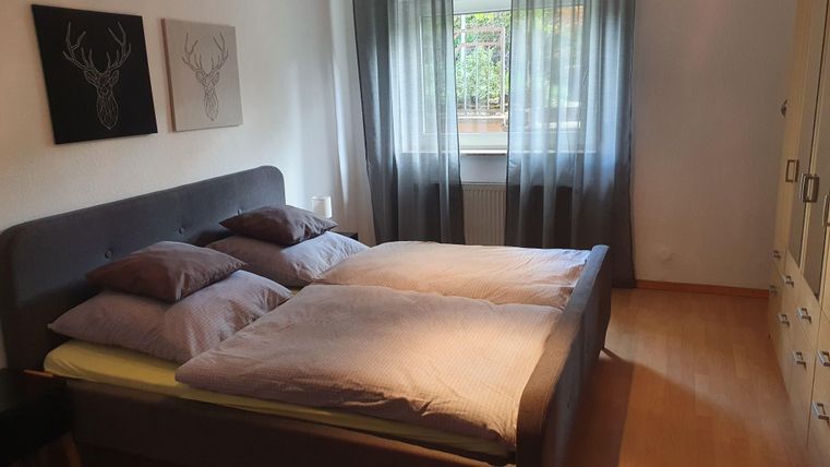 Ein modernes Schlafzimmer mit einem großen Doppelbett und gemütlichen Kissen.