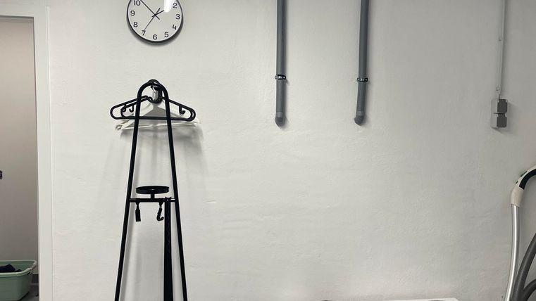 Die Garage bietet zusätzlich eine praktische Garderobe und ausreichend Platz, um Schuhe ordentlich abzustellen.