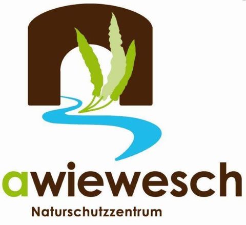 Ein Logo des Naturschutzzentrums "awiewesch" mit stilisierten Pflanzen und Wasser. Die Farben sind grün und blau auf einem neutrales Hintergrund.