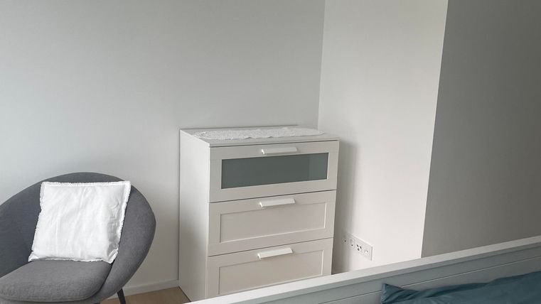 Ein gemütlicher Sessel bietet den perfekten Platz, um zu entspannen und den wunderschönen Blick auf die Flusslandschaft in aller Ruhe zu genießen.