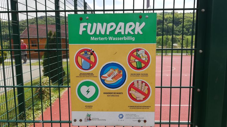 Ein Schild im Funpark Mertert-Wasserbillig mit verschiedenen Sicherheitshinweisen. Es zeigt, was im Park erlaubt und verboten ist.