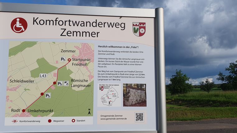 Eine große Informationstafel zum Komfortwanderweg zwischen Zemmer und Rodt