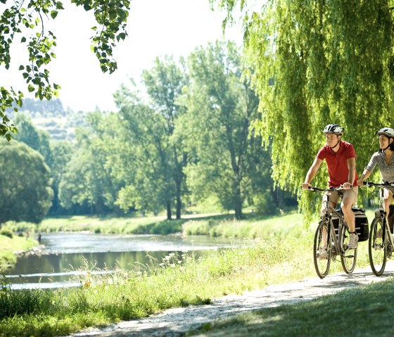Tour à vélo sur la piste cyclable de la Sûre dans l'Eifel, © Rheinland-Pfalz Tourismus GmbH, D. Ketz