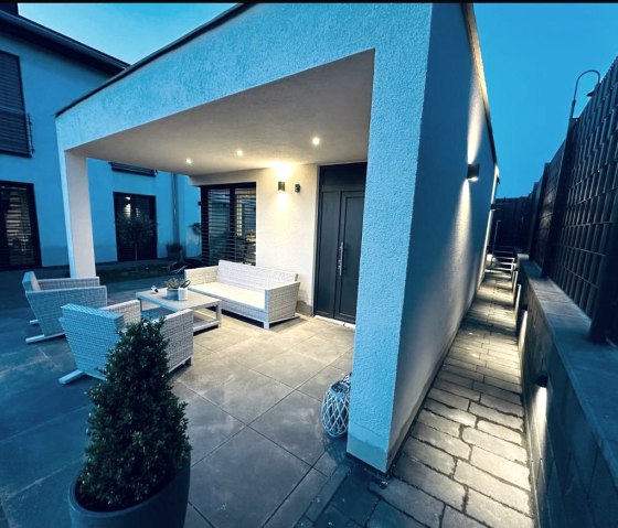 Outside, &copy; Lames