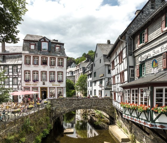 At the market in Monschau, © Eifel-Tourismus GmbH, Dominik Ketz