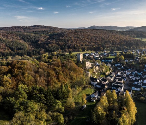 Vue sur Kerpen avec le ch&acirc;teau de Kerpen sur le sentier de l'Eifel, &copy; Eifel Tourismus GmbH, D. Ketz