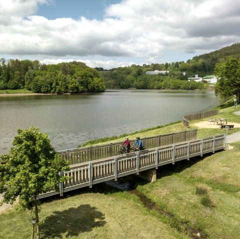 La piste cyclable de Pr&uuml;m passe devant le lac de barrage de Bitburg pr&egrave;s de Biersdorf, &copy; Eifel Tourismus GmbH, Dominik Ketz