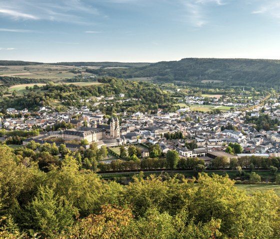 Panoramisch uitzicht op Echternach met de abdij in het centrum, omgeven door groene heuvels en bossen onder een blauwe hemel., &copy; Eifel Tourismus, Dominik Ketz