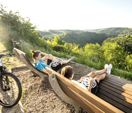 Uitzicht op Kyllburg en de bosrijke Eifel, Kyll-fietspad bij Wilsecker, © Eifel Tourismus GmbH, Dominik Ketz