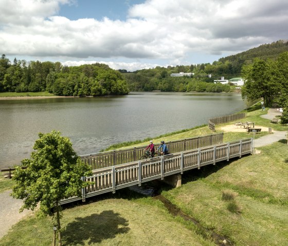 La piste cyclable de Prüm passe devant le lac de barrage de Bitburg près de Biersdorf, © Eifel Tourismus GmbH, Dominik Ketz