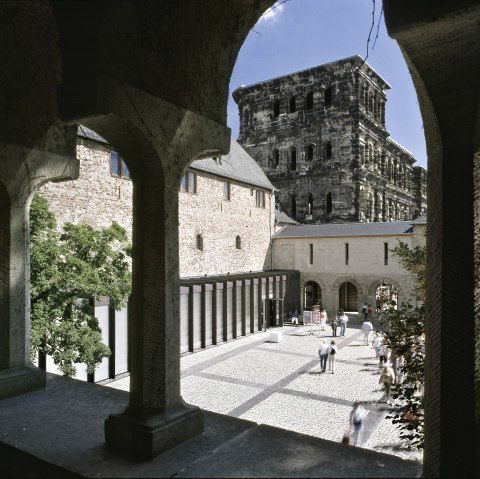 stadtmuseum-simeonstift_innenhof-und-porta-nigra_tomas-riehle_print, © Museum Simeonstift