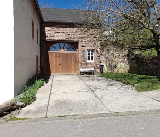 Eingangsbereich mit Parkpl&auml;tzen