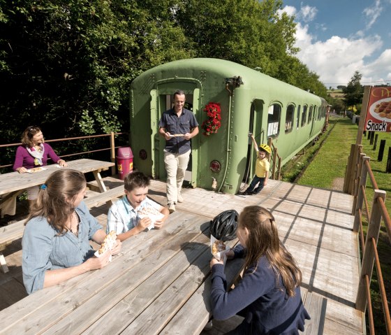 Enjoy Belgian specialties: Waffles on the trolley near Kalterherberg, © vennbahn.eu