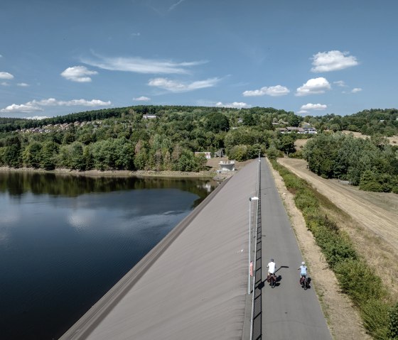 Het Kyll-fietspad loopt langs het Kronenburger meer, &copy; Eifel Tourismus GmbH, Dennis Stratmann - finanziert durch REACT-EU