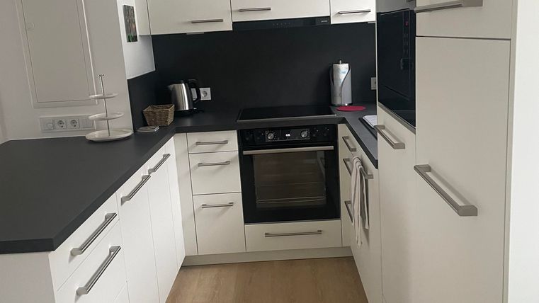 Eine offene, moderne  und vollausgestattete Küche mit Backofen, Mikrowelle, Kochfeld, Dunstabzugshaube, Kühl-Gefrierkombination und Spülmaschine. Geschirr, Besteck und Küchenutensilien lädt zum Kochen ein.  Außerdem sind ein Wasserkocher, Toaster und Filter-Kaffeemaschine mit entsprechenden Filtertüten vorhanden. Küchentücher, Spülmittel und Spül-Taps sind zur Nutzung vorrätig.