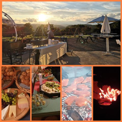 Eine malerische Außenansicht mit Sonnenuntergang, Tischen und Grillequipment. Leckeres Essen, darunter Brot, Käse und Grillfleisch, sorgt für eine einladende Atmosphäre.