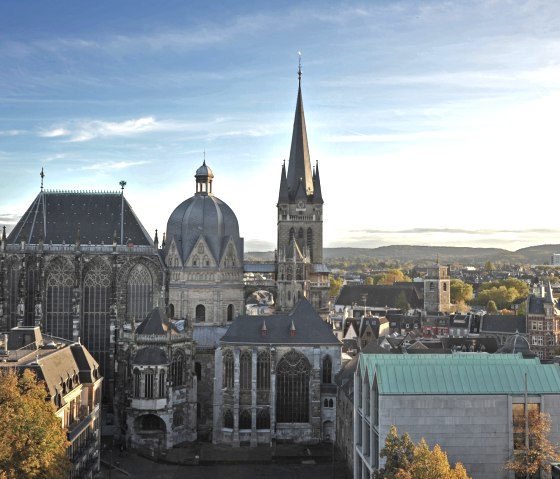 La cath&eacute;drale d'Aix-la-Chapelle au coucher du soleil, entour&eacute;e du paysage urbain. Le ciel est clair avec peu de nuages., &copy; ats, B. Schroeder