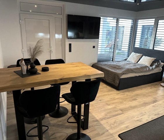 Bett+Esstisch, &copy; Lames