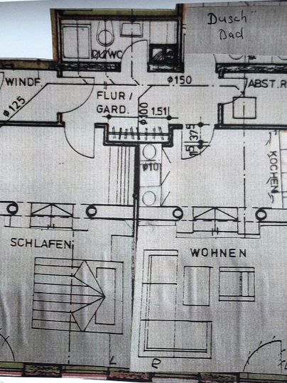 Eine Architekturzeichnung einer Wohnung mit verschiedenen Räumen. Die Bereiche umfassen Schlafzimmer, Wohnzimmer, Küche und Bad.