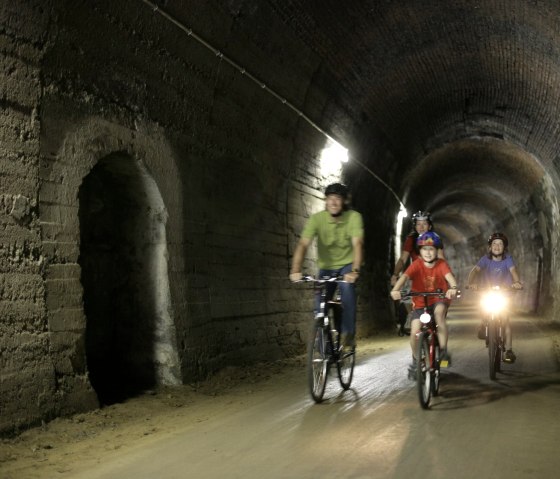 De tunneldoorgang bij Bleialf maakt het duidelijk: de Eifel-Ardennen Fietsroute was oorspronkelijk een spoorlijn, © Eifel Tourismus GmbH/intention