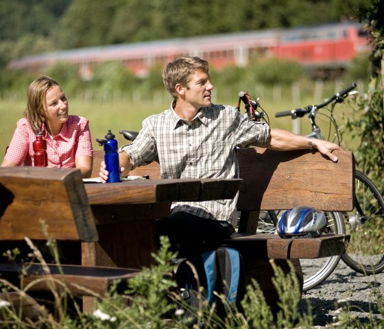 Pauze op het fietspad van de Kyll, © Dominik Ketz Photography / Eifel Tourismus GmbH