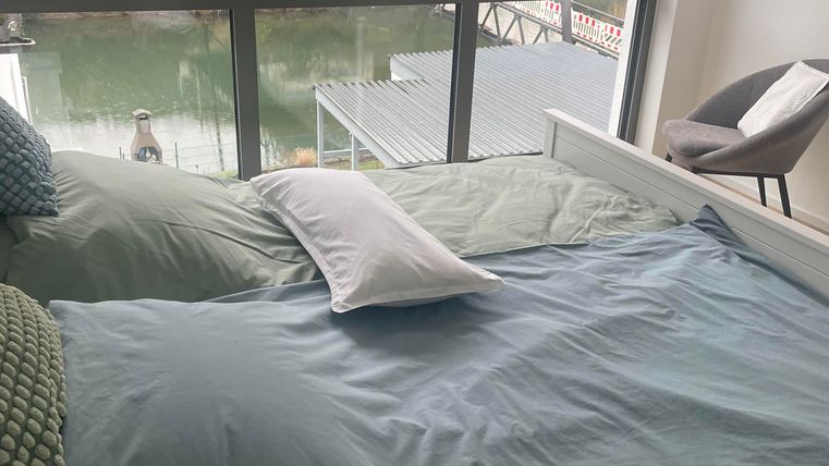 Das Schlafzimmer verfügt über ein großes Fenster, von dem aus Sie einen wunderschönen Blick in die umliegende Landschaft genießen können. Vom Bett aus bietet sich ein herrlicher Blick auf den Fluss Sauer.