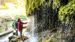 Erfrischung am Wasserfall Dreim&uuml;hlen am Eifelsteig, &copy; Eifel Tourismus GmbH, D. Ketz