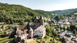 Château de Bertrada avec vue sur Mürlenbach, © Eifel Tourismus GmbH, Dominik Ketz