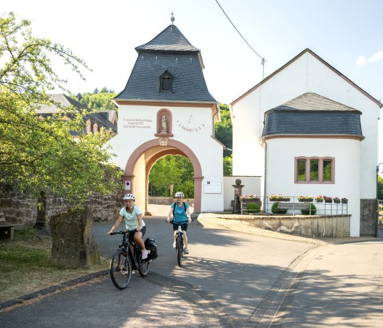 Archway in St Thomas op het Kyll fietspad, © Eifel Tourismus GmbH, Dominik Ketz
