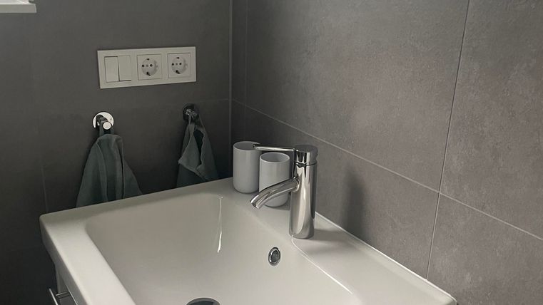 Das Badezimmer ist funktional und komfortabel ausgestattet und verfügt über ein Waschbecken mit praktischem Unterschrank und einem beleuchteten Spiegel. Handtücher, Seife, ein Föhn, ein Kosmetikspiegel sowie Toilettenpapier stehen Ihnen zu Verfügung.