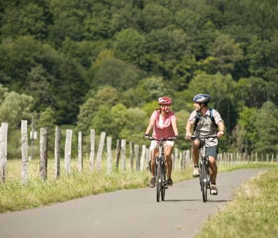 Fietsers op het Kyll fietspad, © Dominik Ketz Photography / Eifel Tourismus GmbH