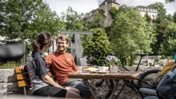 Cyclistes à l'hôtel-café Schlossblick, Blankenheim, © Eifel Tourismus GmbH, Dominik Ketz